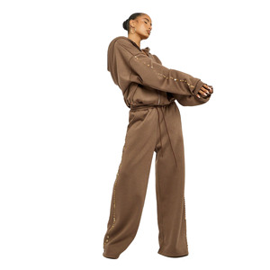 ชุดเซ็ทลำลองสำหรับผู้หญิง 2 ชิ้น เสื้อครอปแขนยาวมีฮู้ด กางเกงขาสั้นทรงบาน ลายปัก พิมพ์ลาย เหมาะสำหรับใส่ออกกำลังกายในฤดูหนาว - Product Image 1