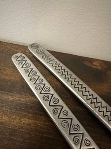 Serveur à salade en argent de haute qualité au design vintage avec poignée gravée pour un usage domestique et professionnel, fabriqué à la main en Inde - Product Image 2