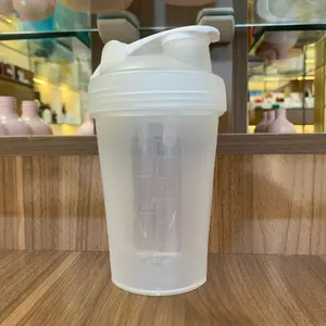 Hot Selling PP Kunststoff Wildwasser flasche Wieder verwendbare Shaker Flasche Luxus Wasser flasche Hersteller Vietnam