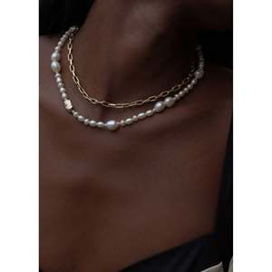 Collar de Cadena de Oro de 14k Mia con Diamantes y Perlas con Baño de Rodio, Estilo Religioso Clásico para Boda, Compromiso o Regalo - Product Image 3
