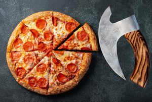 มีดตัดพิซซ่าเหล็กไวกิ้งทำด้วยมือด้ามไม้หลายชั้นแบบใช้ในอุตสาหกรรมใช้ในชีวิตประจำวันพร้อมปลอกหนังรวมอยู่ด้วย - Product Image 6