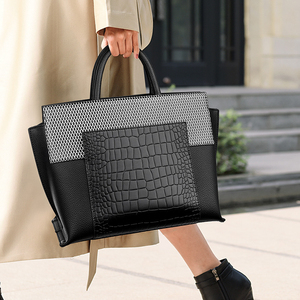 Sac fourre-tout moderne pour femme, motif crocodile noir, fermeture à rabat, grande capacité, sac à main décontracté avec design ajouré - Product Image 6
