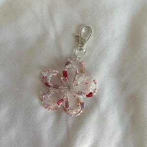 Llavero de Flores con Cuentas Hecho a Mano de Lujo, Diseño de Bordado Multicolor Moderno y a la Moda para Bolso, Coche o Bicicleta - Product Image 3