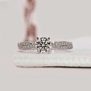 Bague de fiançailles et de mariage en or blanc 14 carats avec diamant certifié IGI, diamant créé en laboratoire VVS2 1,00 carat au centre, diamants latéraux 0,55 carat, plaqué rhodium - Product Image 1