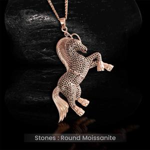 Collier pendentif cheval en argent 925 plaqué or avec diamants en moissanite noirs de style élégant pour les rappeurs, mode quotidienne - Product Image 1