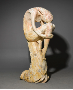 Escultura de esteatita suave y rosada con una forma abstracta moderna y similar a una llama. Disponible a precios mayoristas - Product Image 4