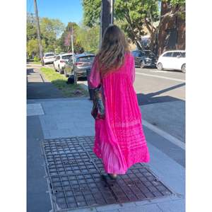 Vestido Jodhpur 46 Estilo Vintage de Seda con Estampado Bandhani, Cuello Redondo, Manga Larga, Silueta Túnica, Cintura Imperio, Tela de Chifón Translúcida - Product Image 2