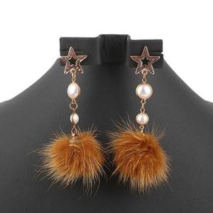 Boucles d'oreilles en fourrure pour femmes - Marron - Product Image 1