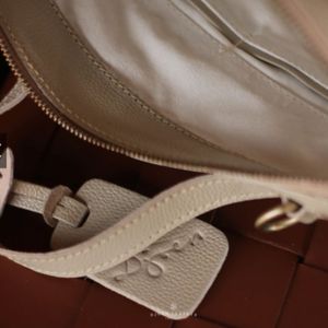 Monedero clásico para mujer hecho de cuero de vaca genuino Bolso moderno y funcional con gran capacidad de Indonesia - Product Image 6