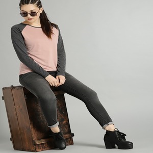 T-shirt femme coupe ajustée col rond manches raglan couleur gris et rose Vêtements d'été personnalisés avec logo Fabriqué en Inde - Product Image 2