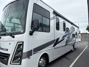 Autocaravana Usada en Excelentes Condiciones, Modelo 2025, T ho r Freeedom Traveler A32 Clase A, Motor a Gasolina - Product Image 4