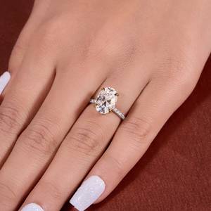 Anillo de compromiso de Halo de corte ovalado con banda de micropavé Anillo de novia de diamante Moissante brillante para mujer en acabado plateado y dorado - Product Image 1