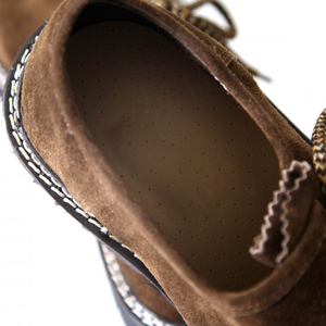 Zapatos de cuero marrón premium para hombre con acabado liso y construcción duradera, cuero de calidad con un atractivo formal atemporal. - Product Image 3