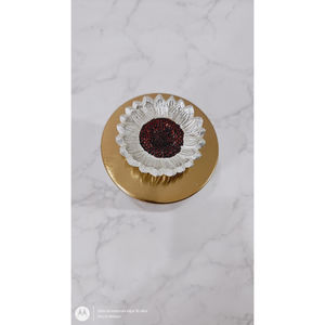 Contenedor de velas de lujo Diseño de girasol en metal Perfecto para regalos de decoración elegante para el hogar y decoración de eventos - Product Image 4