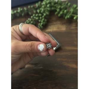 Pendientes de botón geométricos con turquesa Kingman y plata de ley engastada en bisel, hechos en Navajo - Product Image 5