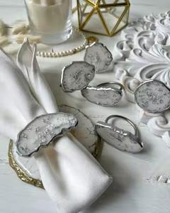 Elégants ronds de serviette en résine colorés avec motif traditionnel pour tables à manger festives et décoratives - Product Image 4