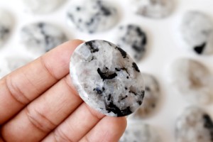 Proveedor Principal de Piedras de la Luna Arcoíris, Piedras de Cristal Ovaladas para el Pulgar, Piedras de Chakra - Product Image 4