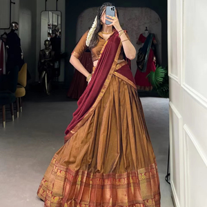 Vente chaude Zari Tissage Lehenga Choli avec Vichitra Soie Dupatta Cousu Toile Flair Lehenga & Blouse Non Cousue pour Femme - Product Image 1