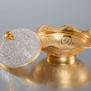 Bol à chocolat rond décoratif en métal de première qualité avec patine antique idéal pour la décoration traditionnelle de la maison et la présentation d'événements - Product Image 1