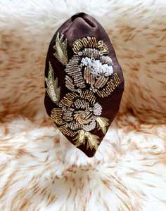 Bandeau en velours brodé or fabriqué à la main avec accessoire de cheveux perlé pour les mariages, les festivals et les fêtes - Product Image 4