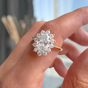 Anillo de Compromiso de Diamantes Cultivados en Laboratorio de 2 Quilates, Diseño de Halo, Oro de 14K, Joyería Fina Moderna y Atemporal - Product Image 1