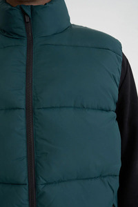 Chaleco acolchado personalizado Unisex de talla grande Chaqueta transpirable con relleno de plumón para hombres y mujeres Cálido elegante y perfecto para climas fríos - Product Image 2