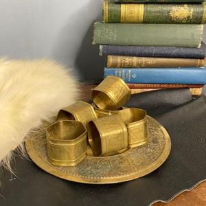 Ronds de serviette en laiton sophistiqués avec des motifs en filigrane et ajoutant une touche d'élégance aux réceptions de mariage et aux dîners formels - Product Image 6