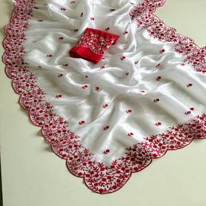 Sari de Tela Pura VASTRA COTTAGE con Borde Rojo y Bordado Floral con Trabajo de Calado y Blusa para Vestir en Festividades - Product Image 6