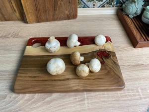 Tabla de Cortar de Madera con Diseño de Resina Roja, Tabla de Cortar Artesanal Moderna, Perfecta para Preparar en la Cocina y Servir en la Mesa, de la India - Product Image 4