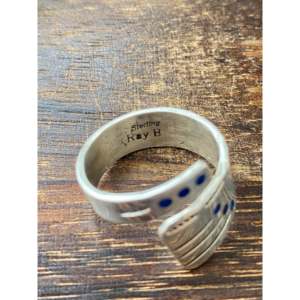 Anillo Ajustable Raymond Begay con Incrustaciones de Ópalo y Oro Rosa/Plata, Talla 10, Regalo para Él, Piedras Preciosas Naturales, Chapado en Dos Tonos - Product Image 5