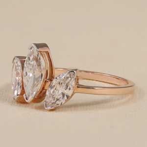 Bague de fiançailles à trois pierres en diamant de laboratoire taille marquise en argent sterling et or avec clarté VS1 - Product Image 6