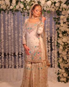 Ensemble Salwar Kameez de qualité supérieure avec broderie Design élégant du cou et Dupatta pour les fêtes et les mariages - Product Image 5