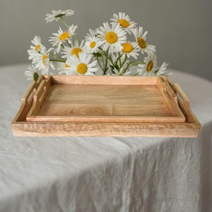 Plateau en bois de qualité pour exportation avec bords surélevés et poignées découpées ergonomiques convenant aux hôtels ou aux cafés. - Product Image 1