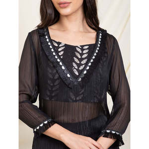 Conjunto coordinado Deebaco para mujer en georgette negro con lurex, elegante kurti con cuello cuadrado y cuentas, y pantalones sharara hasta el tobillo. - Product Image 2