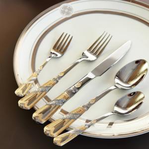 Ensemble de couverts élégants en acier inoxydable avec manches dorées design, haut de gamme, idéal pour offrir - Product Image 1