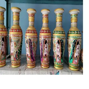 Vases à fleurs décoratifs en marbre faits à la main personnalisés dans des thèmes de peinture indienne ornés de pierres pour la revente par les magasins de décoration intérieure
