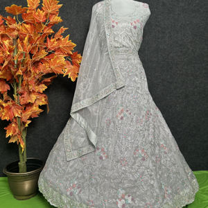 Ensemble Lehenga de fête brodé moderne élégant avec filet à paillettes lourd Dupatta Zari jupe chemisier pour mariages fiançailles festivals - Product Image 1