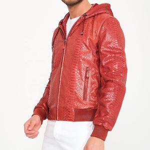 Chaqueta con capucha de cuero rojo genuino para hombre Estampado de serpiente Python Relieve Casual Estilo de invierno Cierre de cremallera Patrón de animal ODM - Product Image 2