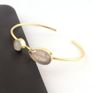 Dainty janvier pierre de naissance quartz rose brut naturel et pierre de lune bracelet de déclaration plaqué or double pierre bracelet manchette - Product Image 3