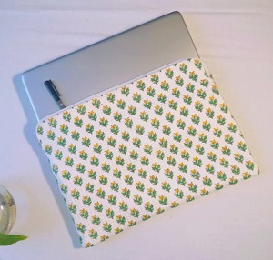 Housse pour ordinateur portable en coton matelassé faite à la main, imprimé floral en blocs, vintage, légère, imperméable, écologique, protection - Product Image 2