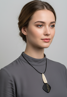 Collier avec pendentif en résine artisanale |   Bijoux fantaisie géométriques tribaux noirs et ivoire |   Collier Bohème Personnalisé pour Femmes