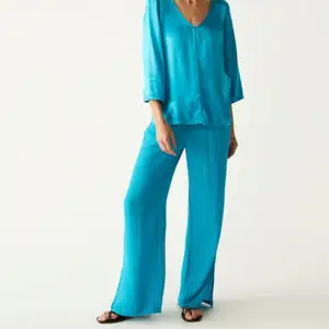 Camisole élégante en satin pour femme-Texture lisse et brillante, idéale pour la superposition ou les tenues décontractées, disponible en différentes nuances - Product Image 1