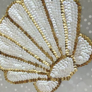 Monedero con bordado de cuentas de caras sonrientes de neón, este pequeño y encantador accesorio combina ternura y funcionalidad en un solo paquete - Product Image 1