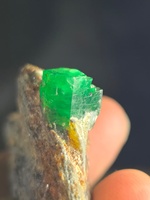 Batu Permata Emerald Natural Glow Gemstone Swat, Spesimen Potongan 51,23 Gram, Kristal Beryl Hijau, Batu Permata Lepas 66,98x14,36x15,55mm, Pakistan