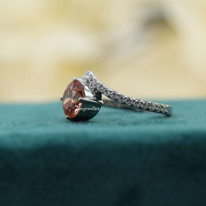 Anillo de compromiso de diamante cultivado en laboratorio de corte redondo de estilo moderno lujoso con certificado IGI de oro sólido de 14 quilates, anillo de regalo fino para mujer - Product Image 3