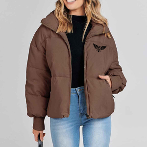 Veste bouffante à capuche classique pour femmes de taille régulière Logo court rembourré doublure intérieure chaude à manches longues doux matelassé fermeture à glissière ODM - Product Image 1