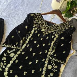 Ensemble Kurti Plazzo en velours VASTRA COTTAGE avec broderie, Plazzo Dupatta, tenue ethnique élégante pour les fêtes et les festivals - Product Image 5