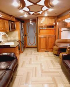 Autocar de luxe Next Level 40DX 40FT avec faible kilométrage, chambre king-size et cuisine complète, prêt à l'exportation - Product Image 3