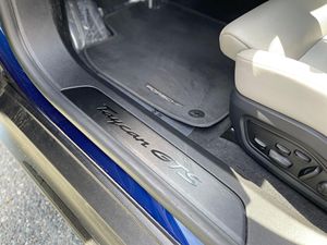 Taycan GTS 2023 590 chevaux double moteur AWD ensemble haut de gamme bleu gentiane finition métallisée sièges en cuir lumière automatique au lithium - Product Image 3