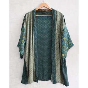 Robe kimono bohème grande taille en soie patchwork à col en V, faite à la main, imprimé indien, veste de détente élégante, vêtement de nuit, couvre-vêtement - Product Image 1